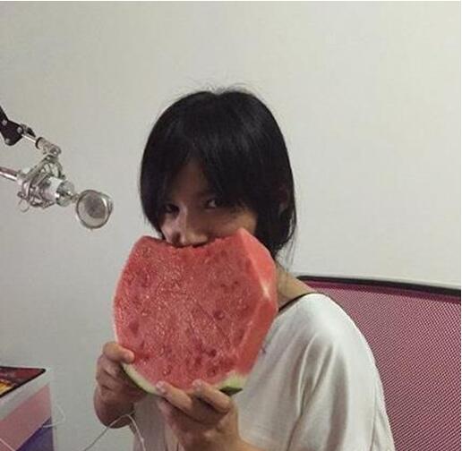 这样吃西瓜才过瘾嘛植物gif搞笑图片