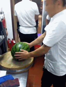 这西瓜太软了，这么撞都不裂植物gif搞笑图片
