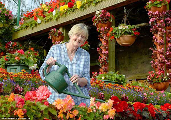 英国夫妇房子被鲜花掩映成独特风景植物gif搞笑图片