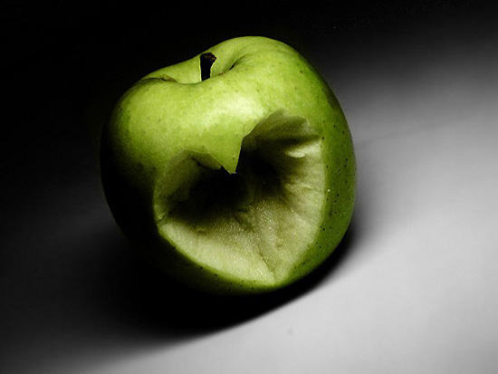 苹果同样是被咬了一口，命不同啊！植物gif搞笑图片