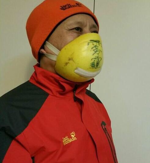大叔自制新款防雾霾口罩，让空气更清新植物gif搞笑图片