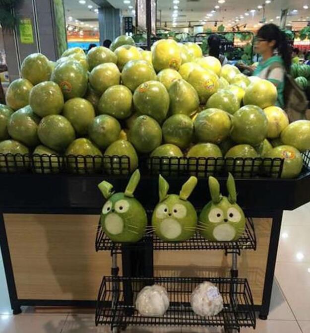 超市大妈又在调皮了植物gif搞笑图片