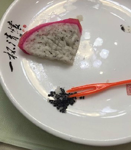 真是闲的蛋疼，这样子吃火龙果！植物gif搞笑图片