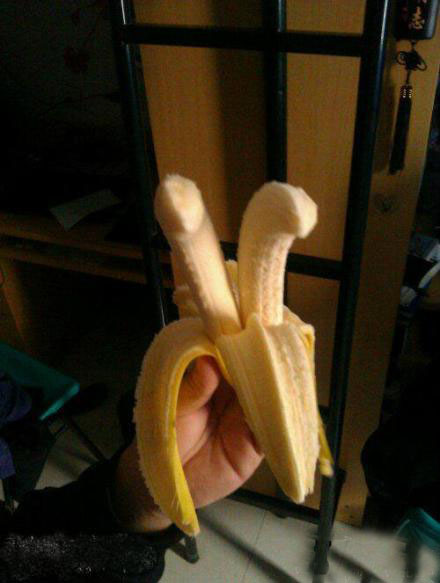 买了香蕉剥开的时候我就凌乱了。。。现在香蕉也犯二植物gif搞笑图片