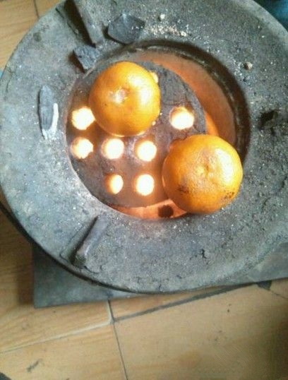 冬天吃橘子太冷没办法只好烤着吃了植物gif搞笑图片