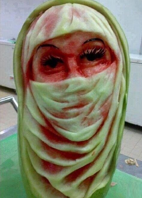 神级西瓜雕刻：穆斯林女人植物gif搞笑图片