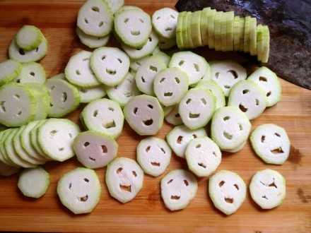 边切边笑，救命！！！植物gif搞笑图片