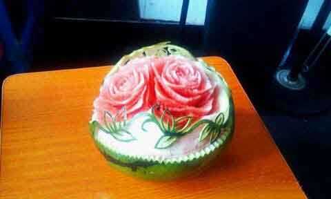 雕完花差点中暑，拍照赶紧吃。。。你说忍心么植物gif搞笑图片