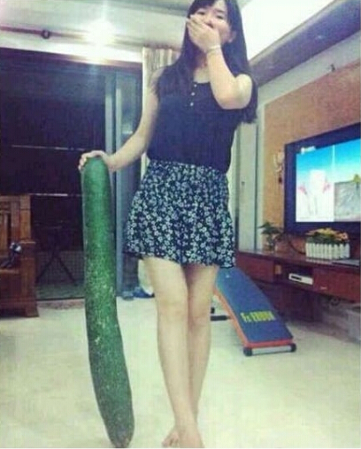 和妹子关系甚好，突然送了她一个礼物，她看了特喜欢，这尺寸刚刚好呀植物gif搞笑图片