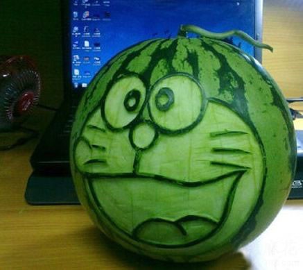 文艺青年手中的西瓜是这样滴。。。植物gif搞笑图片