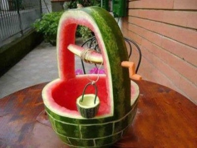 西瓜雕塑——水井植物gif搞笑图片