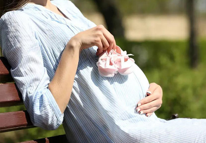 公司女职工休小产假和请病假都是扣一样的钱吗？