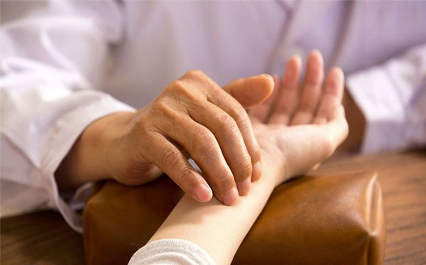 土方法测怀孕居然可以掐中指？一分钟教会你测怀孕方法