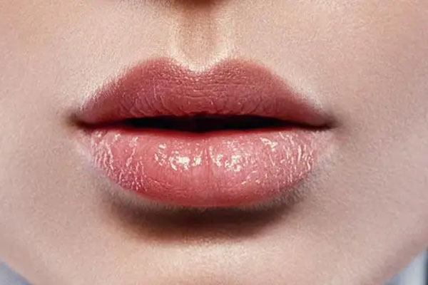 女人嘴唇发紫发黑食疗可调理，多吃6类食物改善气色