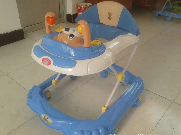 为什么不建议宝宝用学步车?经常坐学步车会造成o型腿吗