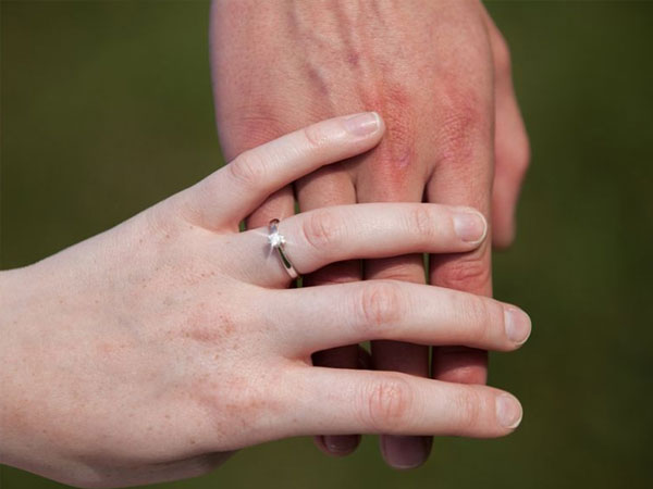 单身女生右手戴戒指的正确戴法是怎样的？有图解吗？