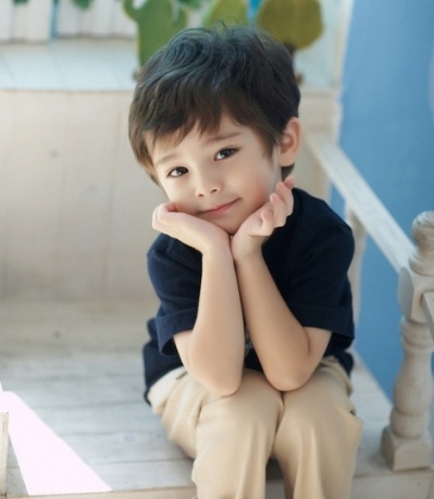 青春期男生的小胡子不能刮