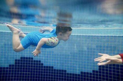 婴儿游泳的好处
