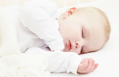 父母要纠正宝宝的“投降”式睡姿吗？