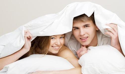 新婚夫妻根据步骤慢慢进行