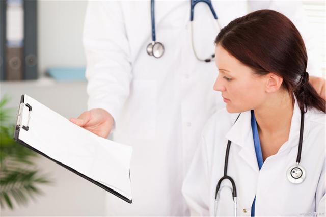 “咸猪手”竟然无耻到把手伸到小学生 为什么在法治社会的今天还有这种的人屡教不止？