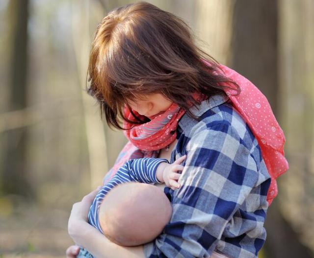 哺乳的讲究也不少！新生父母们要知道必须要一心一意的哺乳