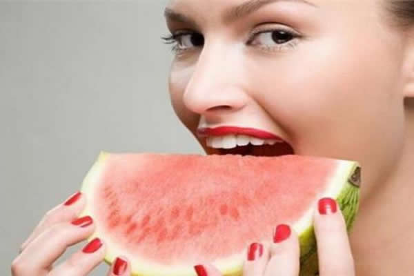 产妇坐月子可以吃西瓜吗？听听专家怎么说，妈妈们赶紧收藏