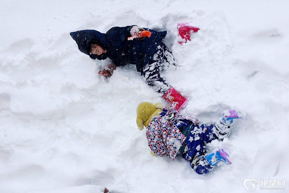 多地迎来暴雪，玩雪时间长了，警惕孩子患上雪盲症