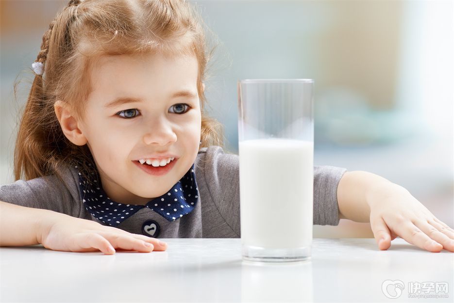 牛奶和奶粉哪个有营养哪个更好？宝妈们快来看看吧！