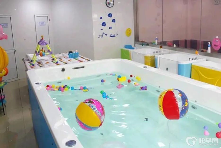 医生为什么不建议婴儿游泳，虽有好处但暗藏风险，家长别盲目跟风