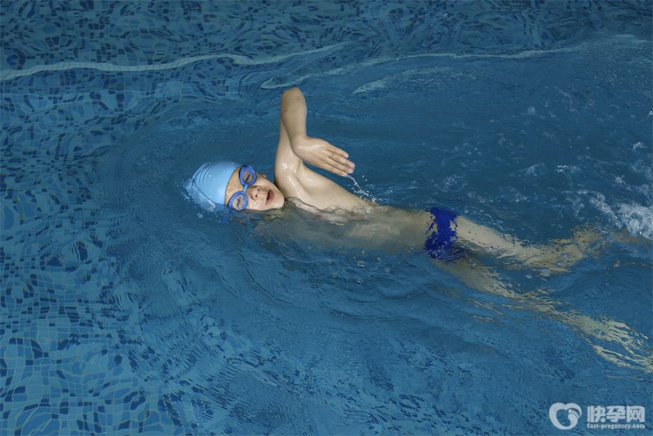 5旬男子下河野泳被奶奶拎棍追着打-教育应贯彻于人的一生