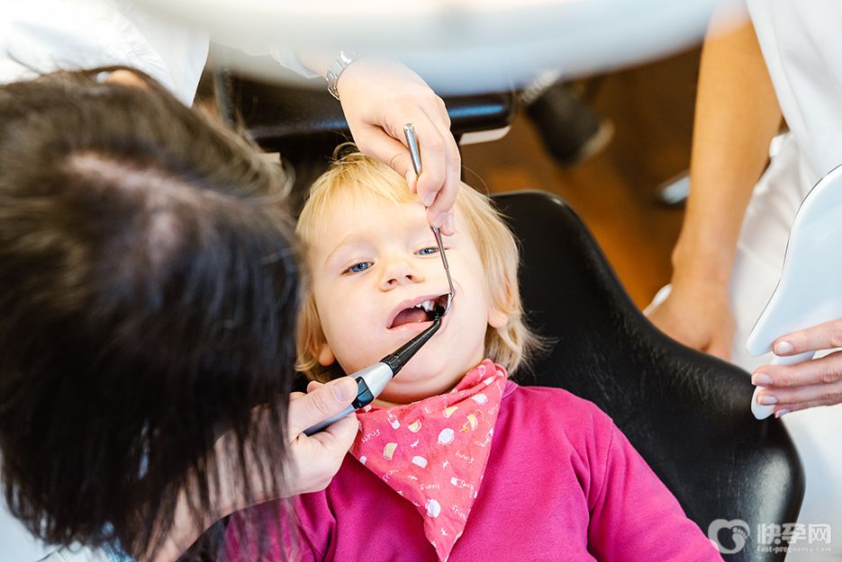 宝宝1岁半就出现了严重的牙齿龋坏，需要治疗吗？赶紧治！