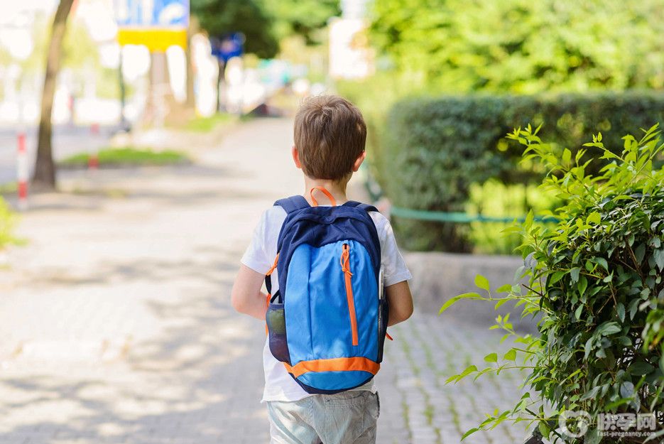 男孩晚一年上学的弊端，其实晚一年上学是家长理智的爱