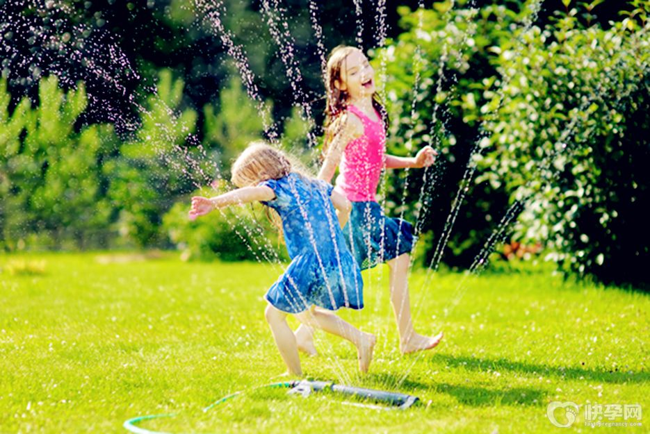 陌生男子将泳池边小孩踢下水-应从小培养小孩自我保护意识