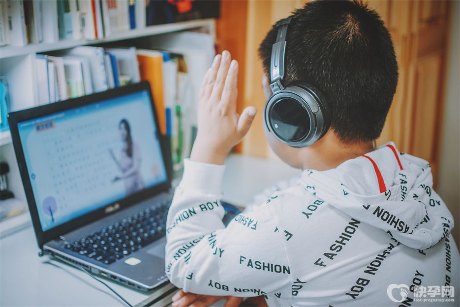 小学生上网课两月近视猛涨200度-孩子在家上网课如何保护视力是关键