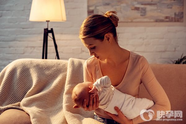 新晋奶爸左右手托双胞胎睡觉气坏宝妈-1文教你怎么抱新生儿宝宝