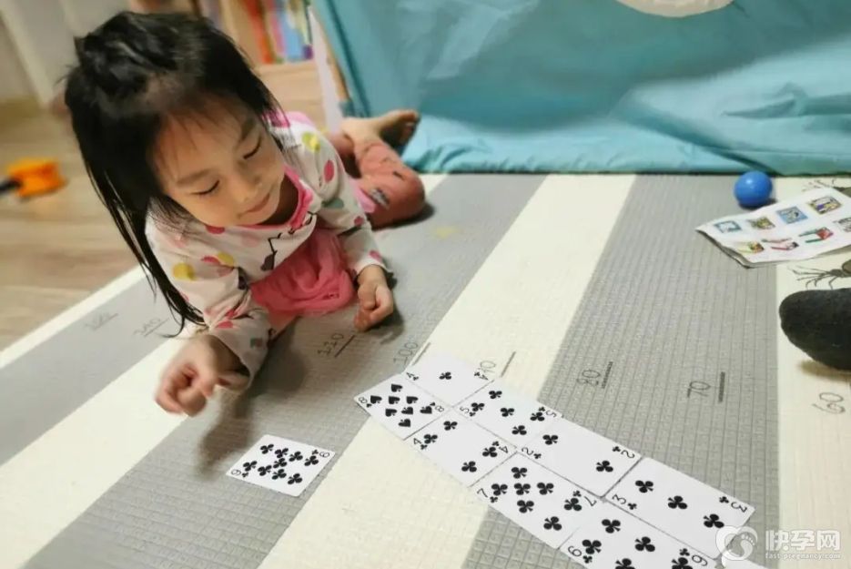 陪孩子打扑克的好处数不胜数，运算、逻辑、动手能力都能训练到