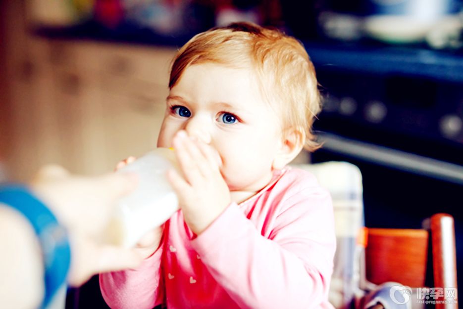 突发新闻：高温天男子皮鞋底被烫化-专家建议高温天孩子少外出