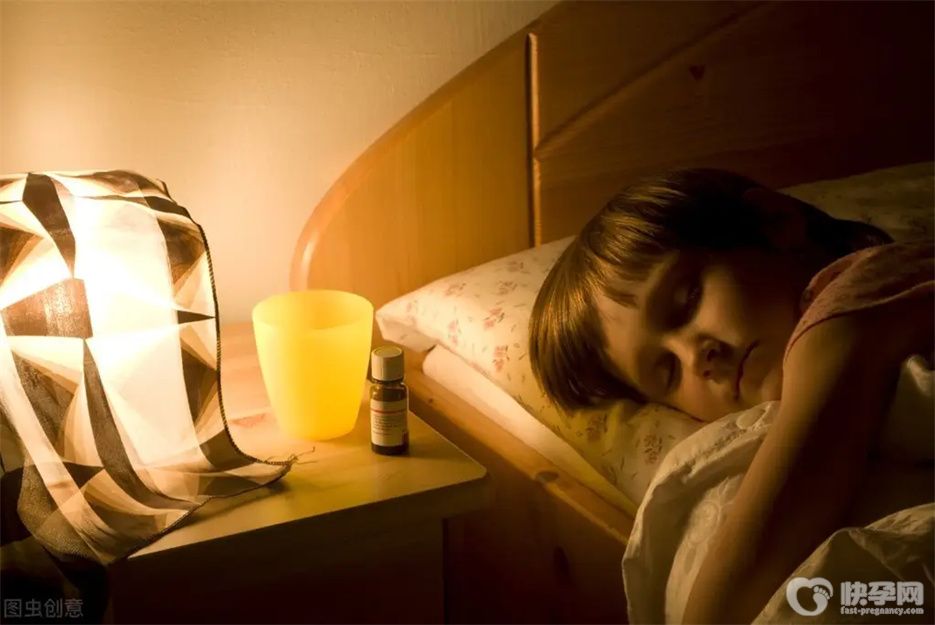 震惊！10岁男孩开灯睡觉骨龄发育慢4年，原来开灯睡觉的危害有这么大