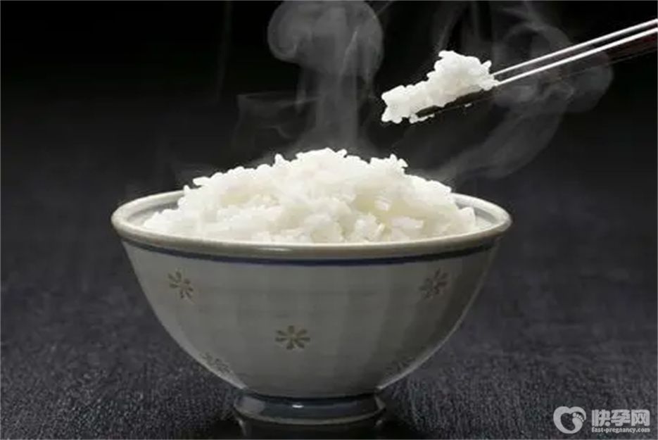 宝宝过早吃米饭的5个危害，家长千万别再乱喂了