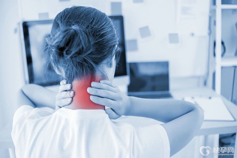 学会这4个动作让颈椎自愈，“低头族”也能告别颈椎病