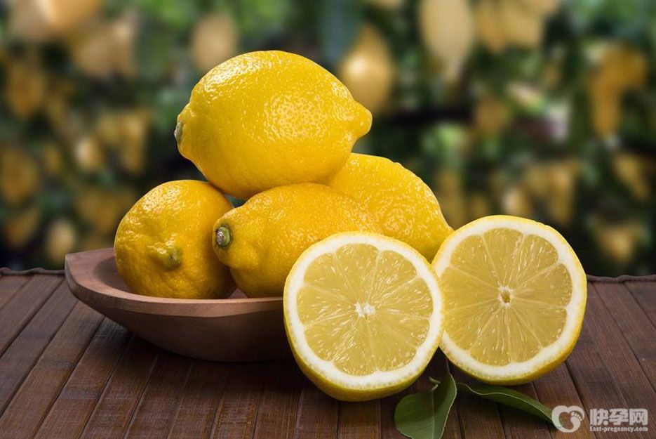 警惕女性长期喝柠檬水的坏处，喝太多可能引起4大副作用