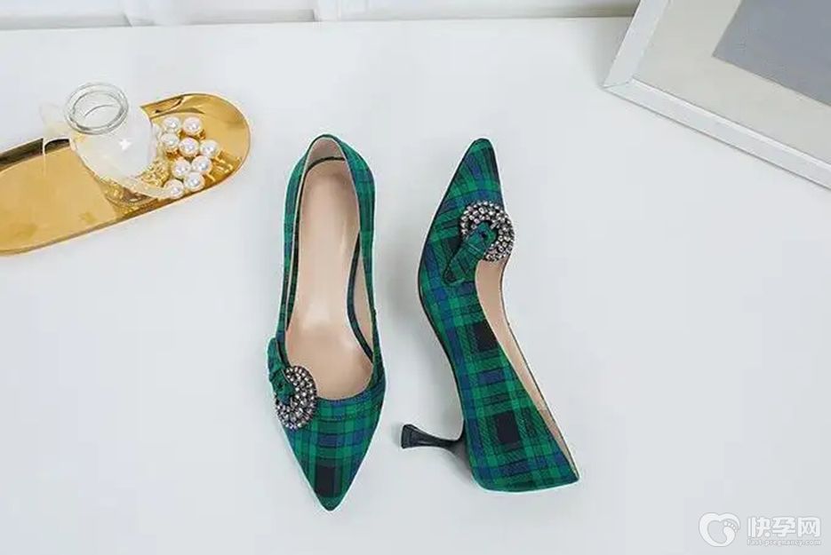 穿高跟鞋的好处和坏处，这3个麻烦或伴随而来