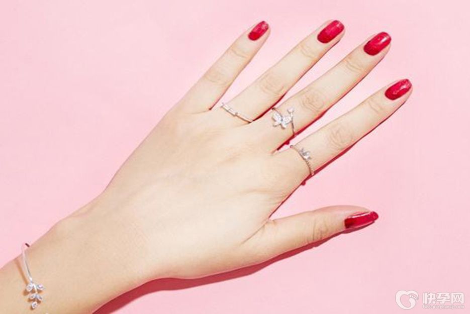 女人十个手指戴戒指的含义，原来左右手有这么大差别