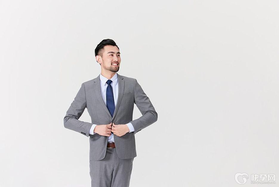 灰色西装配什么颜色的衬衫？这4种搭配高级又大气