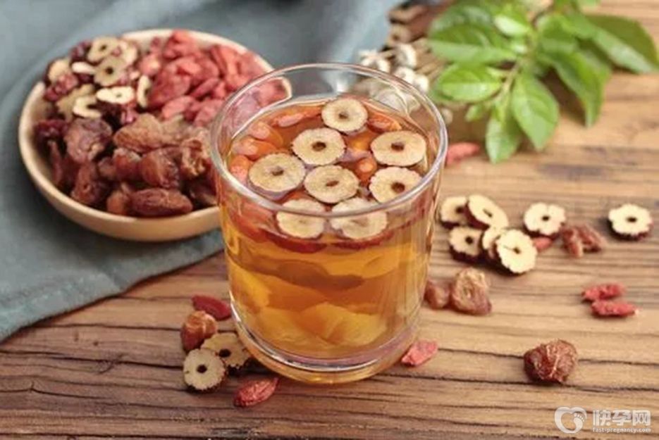 红枣泡水喝有什么好处？附红枣泡水的功效与作用
