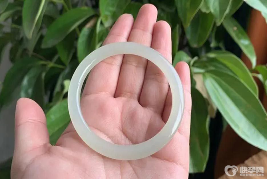 女人戴玉镯的好处多多，不妨花点时间了解一下