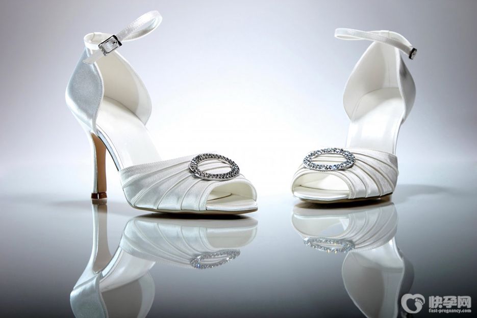 高跟鞋磨脚后跟怎么办？学会这4招，走多久都不累脚