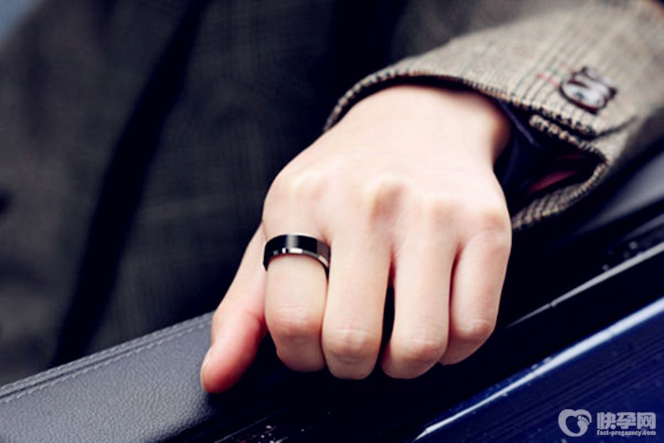 右手中指戴戒指的意义是什么？右手中指戴戒指意义解读