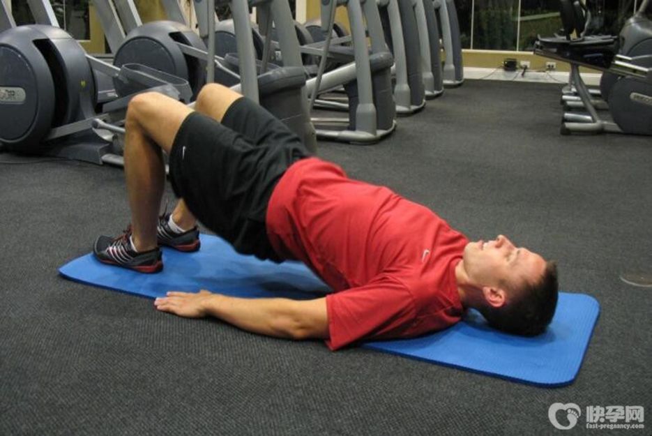 臀桥对于男性的好处，久而久之或能收获好身材